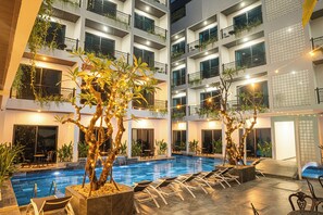 Una piscina al aire libre