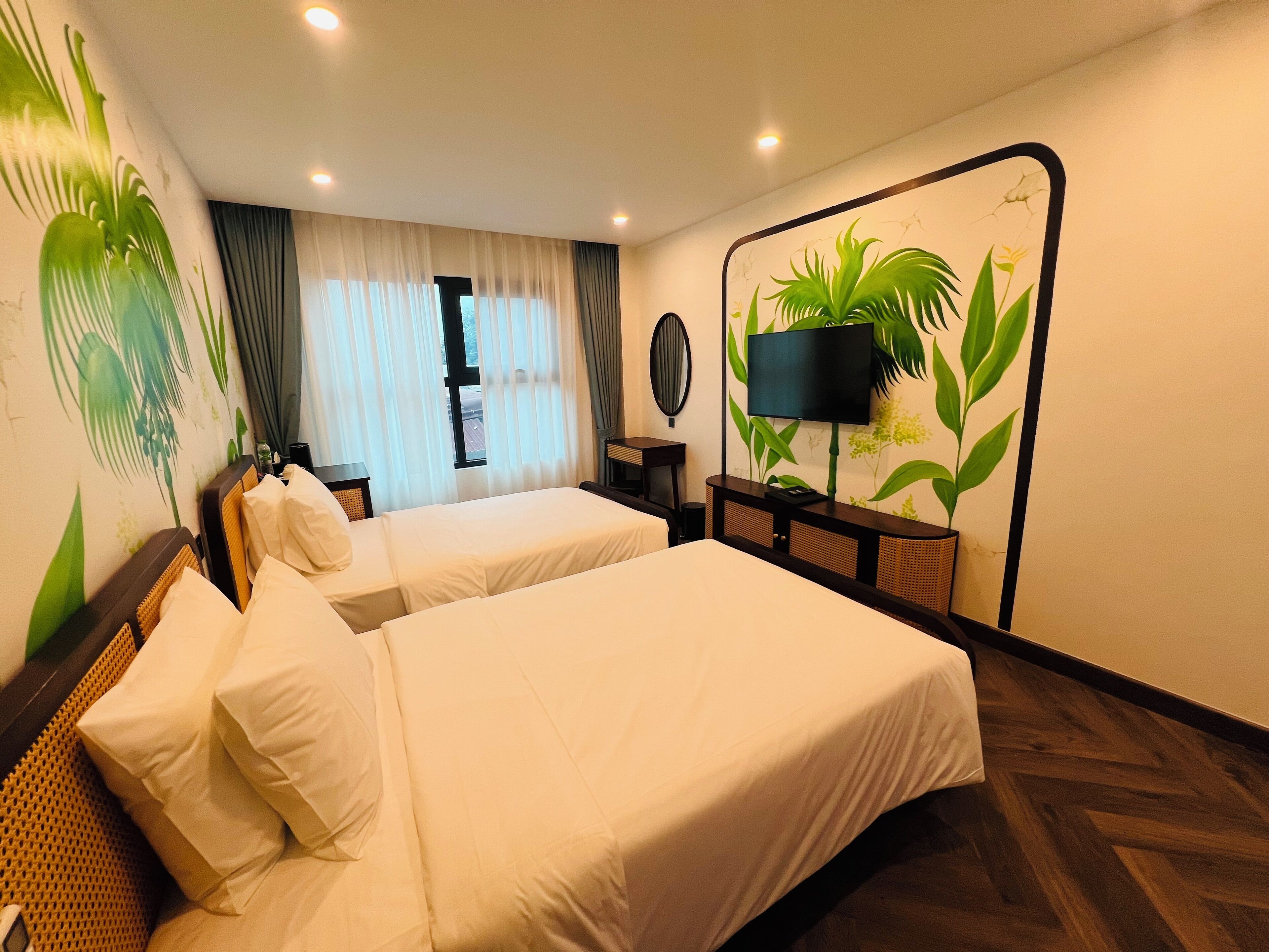 Basic-Zweibettzimmer | Zimmersafe, Schreibtisch, laptopgeeigneter Arbeitsplatz