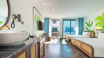 Familienzimmer, Poolblick | Zimmersafe, Schreibtisch, laptopgeeigneter Arbeitsplatz