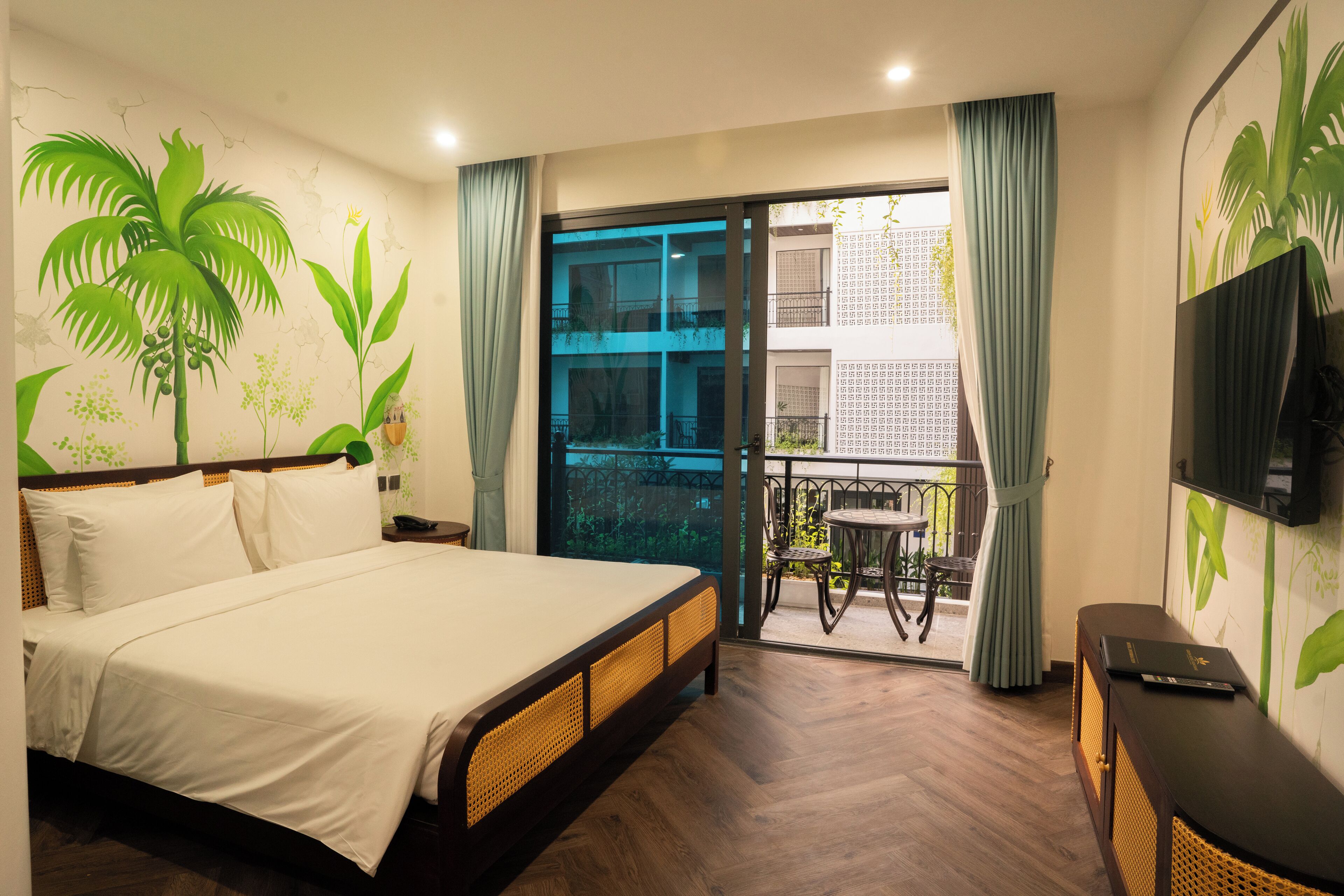 Doppia Deluxe, vista piscina | Una cassaforte in camera, una scrivania, postazione laptop