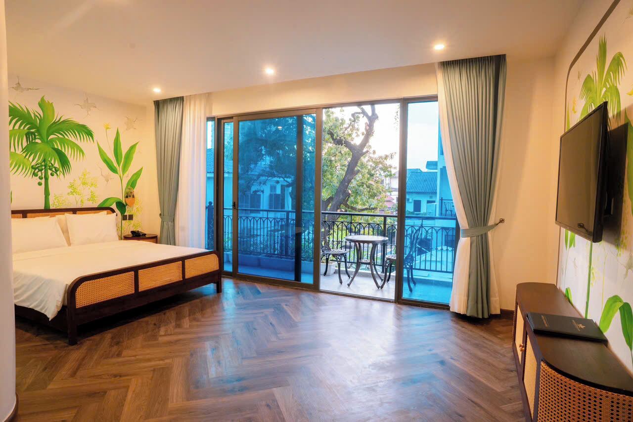 In-room safe, desk, laptop workspace, soundproofing