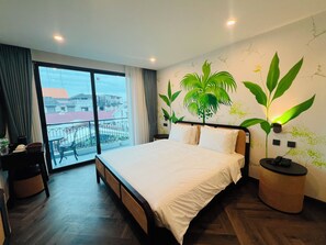 Habitación clásica doble, vistas a la ciudad | Caja fuerte, escritorio, espacio para trabajar con un portátil