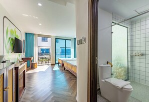 Phòng dành cho gia đình, quang cảnh hồ bơi | Két bảo mật tại phòng, bàn, khu vực làm việc phù hợp cho laptop 