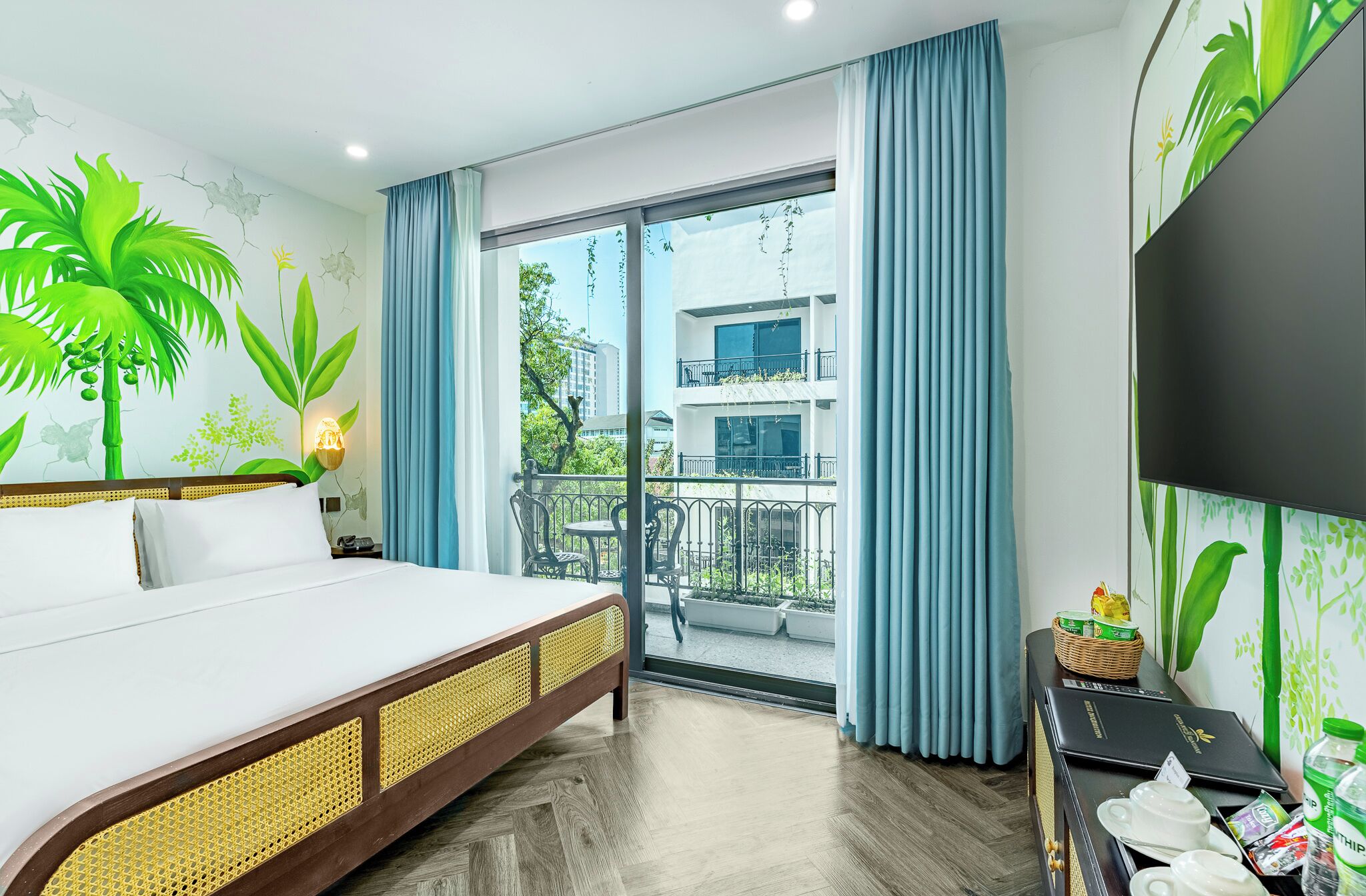 Caja de seguridad en la habitación y escritorio 