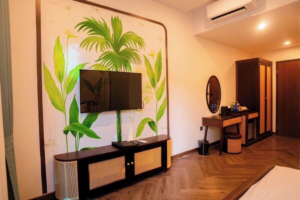 In-room safe, desk, laptop workspace, soundproofing