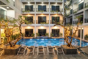 Una piscina al aire libre