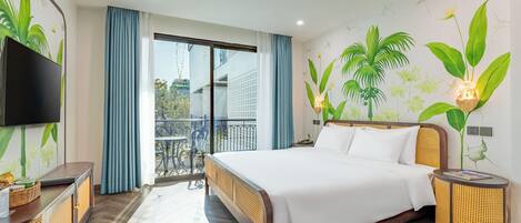 Una habitación de hotel moderna con una cama grande, un televisor de pantalla plana, un balcón con vistas y un mural de plantas en la pared.