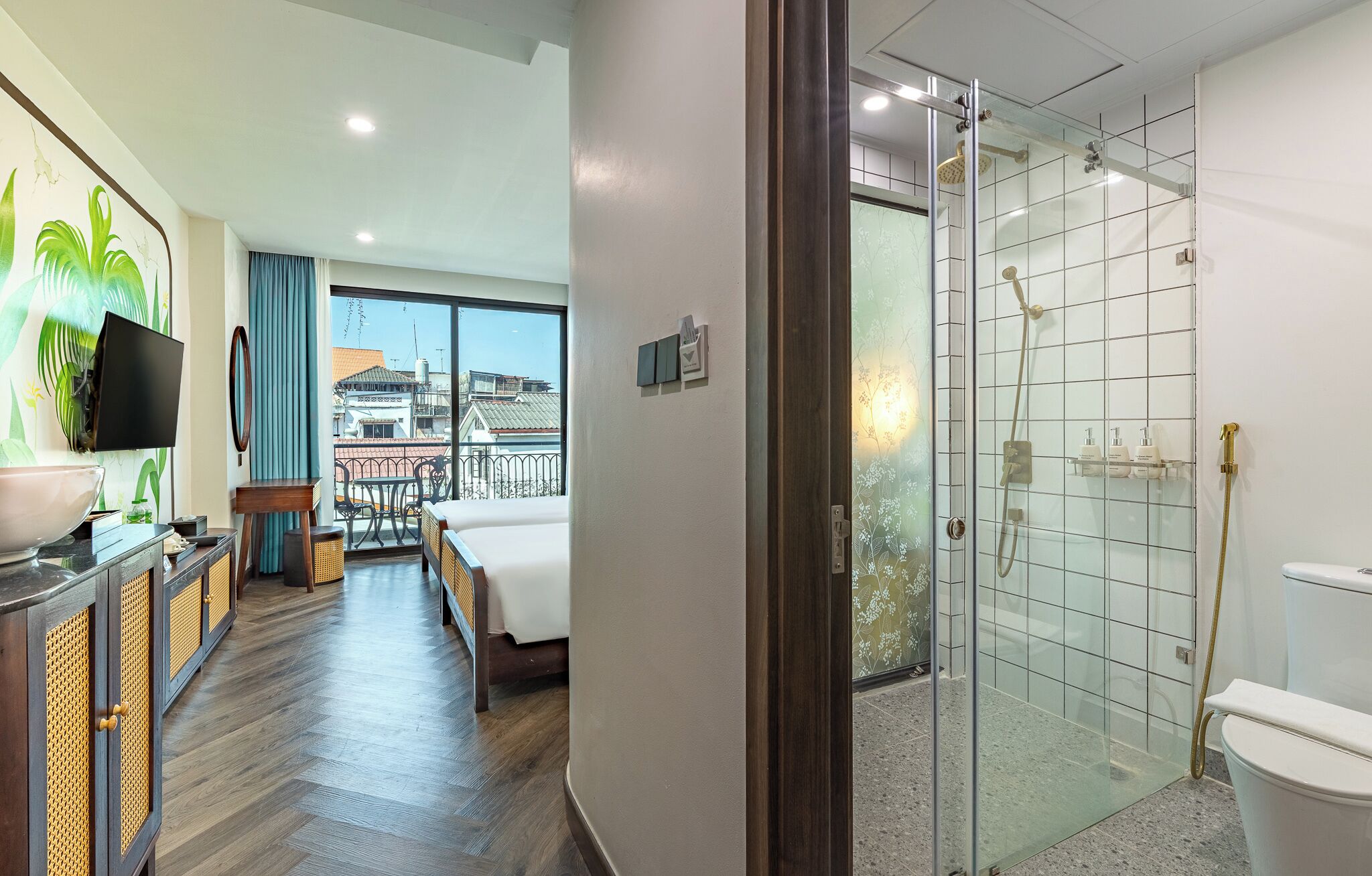 Une chambre d’hôtel avec balcon, un espace douche et un coin repas offrant une vue agréable.