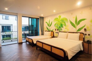 Habitación familiar, vistas a la piscina | Caja fuerte, escritorio, espacio para trabajar con un portátil