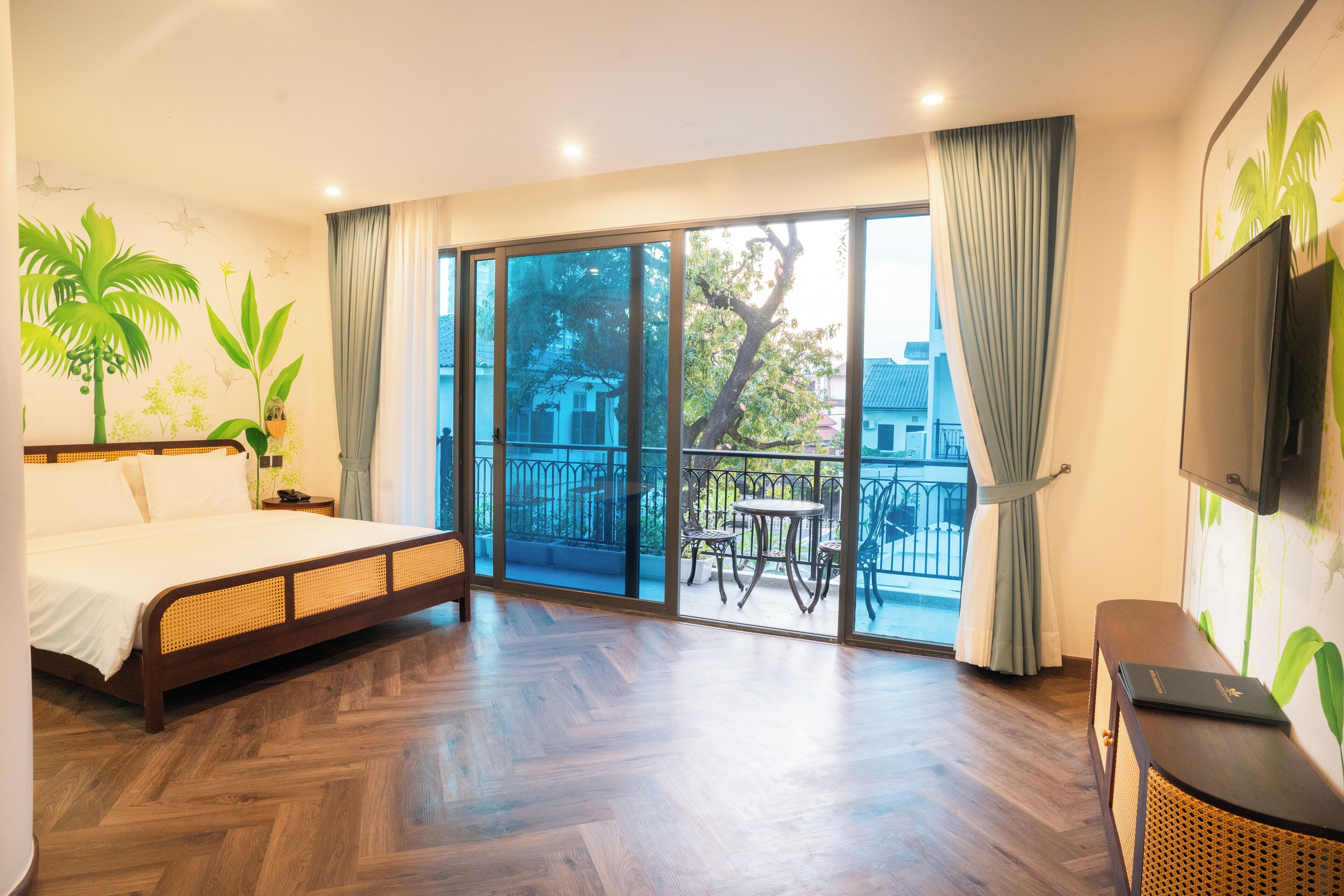 Premier-Zimmer, Poolblick | Zimmersafe, Schreibtisch, laptopgeeigneter Arbeitsplatz