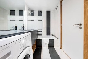 シャワー、ヘアドライヤー、タオル、石鹸