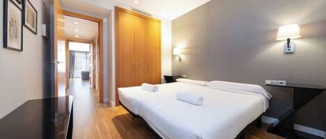 Silitysrauta/-lauta, Wi-Fi, vuodevaatteet