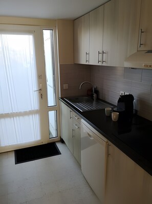 Refrigerador, microondas, parrilla de estufa y lavavajillas 