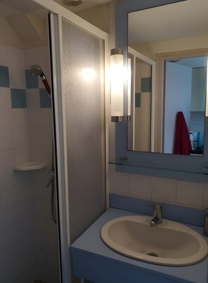 Douche, sèche-cheveux, serviettes fournies