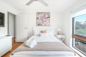 Iron/ironing board, free WiFi, bed sheets - Stylish Beachside escape in Ocean grove (Ocean Grove)