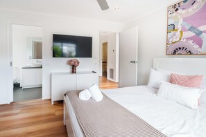 Iron/ironing board, free WiFi, bed sheets - Stylish Beachside escape in Ocean grove (Ocean Grove)