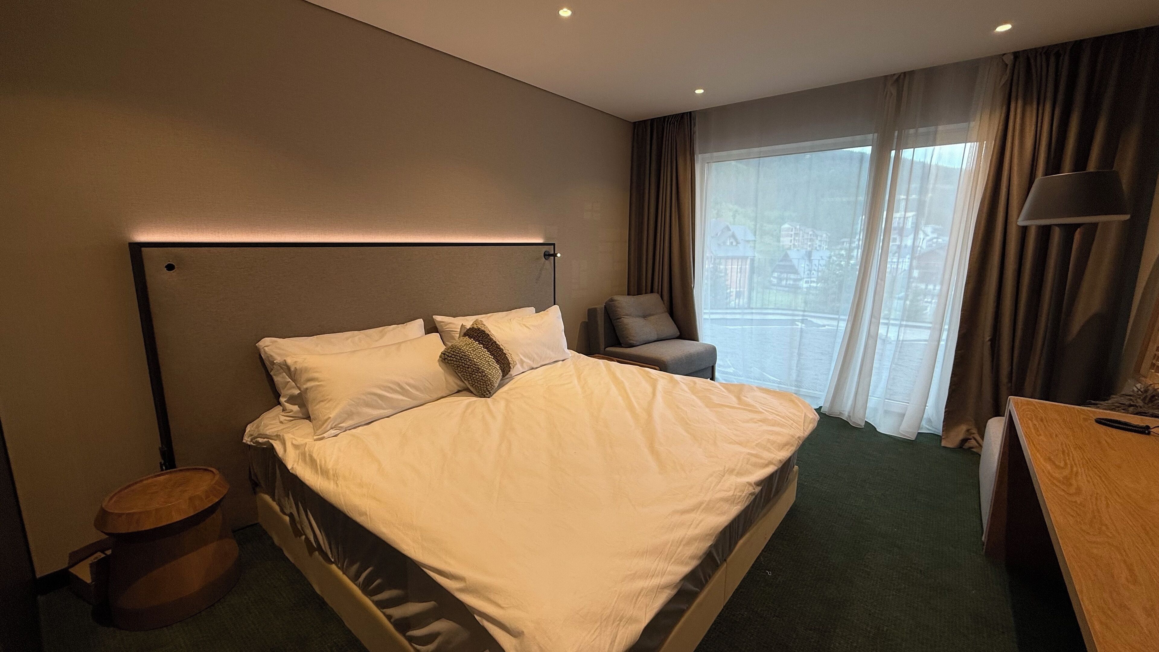 خزنة داخل الغرفة وستائر تعتيم وتجهيزات عازلة للصوت ومكواة/لوح كي