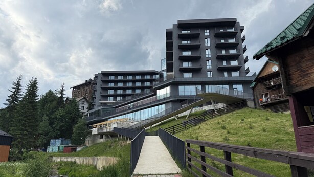 Un immeuble moderne à plusieurs étages, doté de balcons et de grandes fenêtres.