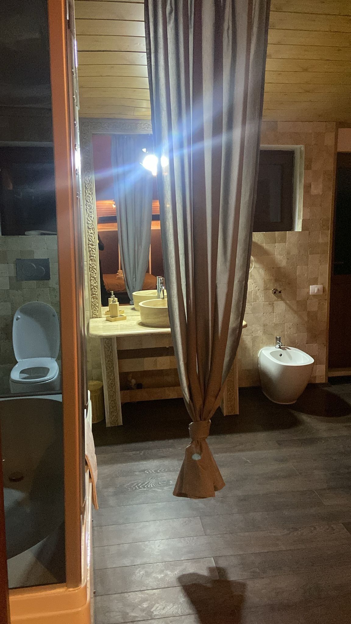 Baignoire à jets, sèche-cheveux, bidet, serviettes fournies