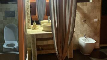 Whirlpool, Haartrockner, Bidet, Handtücher