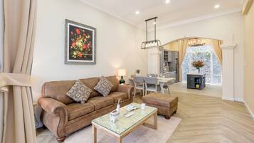 Villa, byutsikt | Oppholdsområde | Flatskjerm-TV