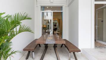 Villa, byutsikt | Terrasse/patio