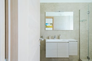 Shower, hair dryer, bidet, towels - Exclusive Luxury Villa MONTE POMPILIO with private infinity pool (Puglia)
