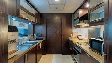 Kjøleskap, mikrobølgeovn, ovn og kokeplater