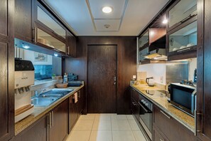 Kjøleskap, mikrobølgeovn, ovn og kokeplater