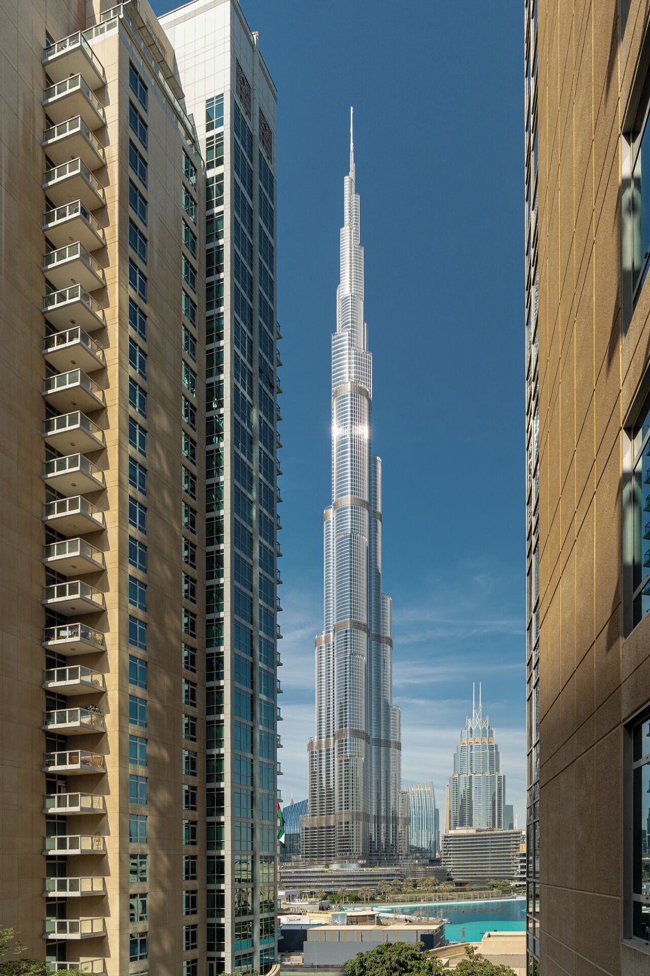 Un immeuble de grande hauteur doté de nombreux balcons et offrant une vue dégagée sur le paysage urbain environnant.