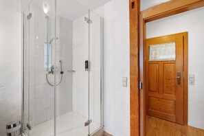 Ducha, secador de pelo y toallas