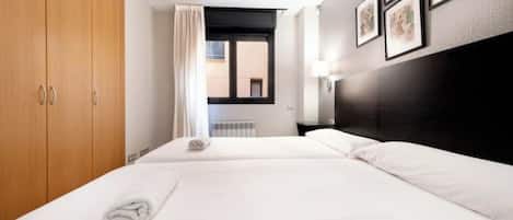 Silitysrauta/-lauta, Wi-Fi, vuodevaatteet