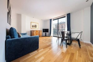 Living area - Comfy 1 bedroom apartment in Eixample with parking (Barcelona)