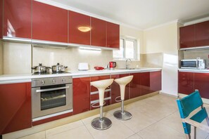 Fridge, microwave, oven, stovetop - Elegant Urban Retreat in Psychiko (Psichiko)