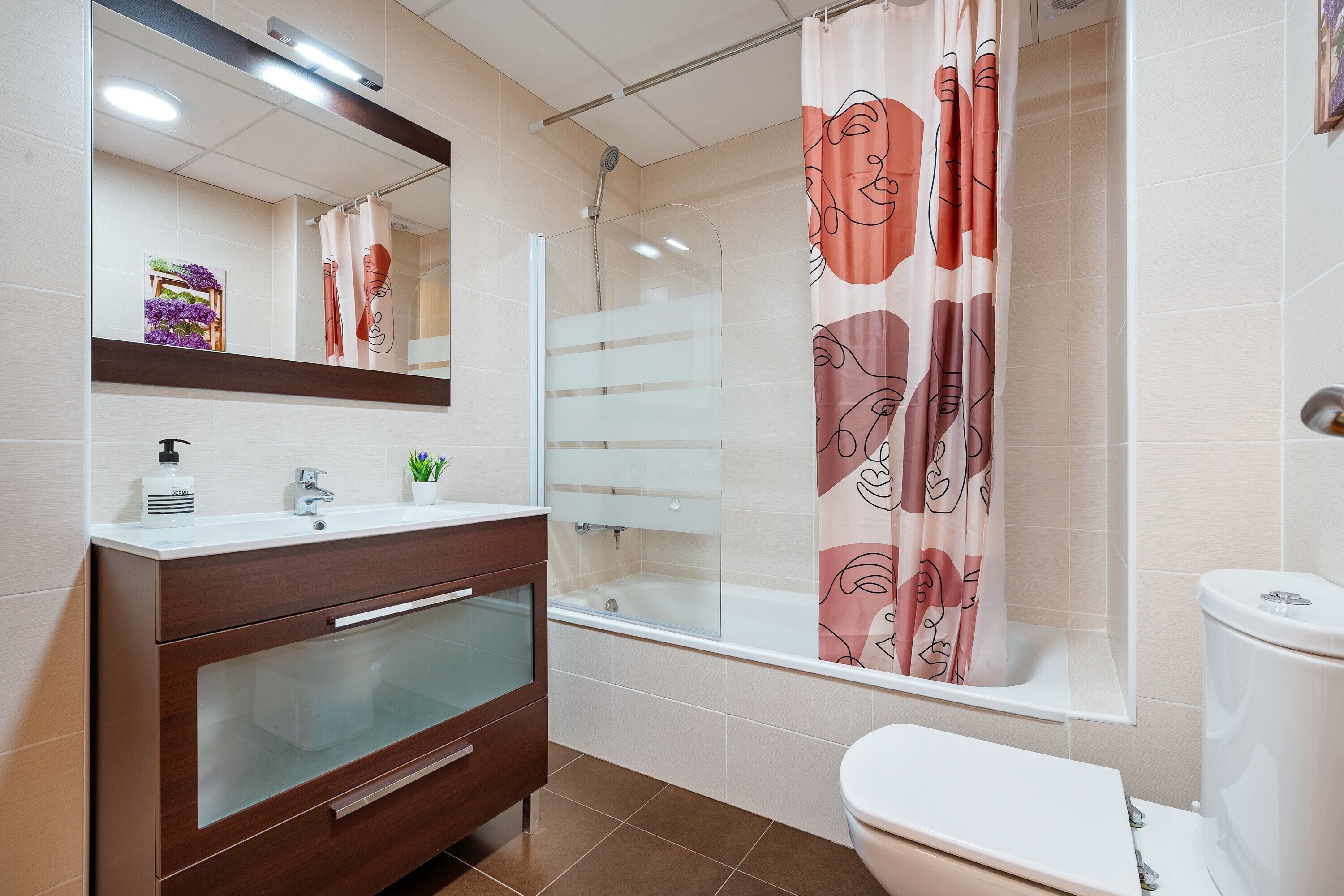 Dusch, hårtork och handdukar