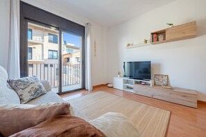 TV - Apartment 'Ángel' with Private Terrace, Wi-Fi and Air Conditioning (Vinebre)