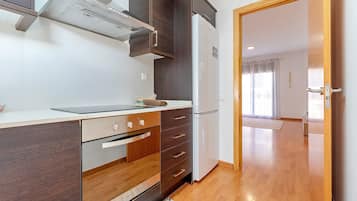 Een koelkast, een microgolfoven, een oven, een kookplaat