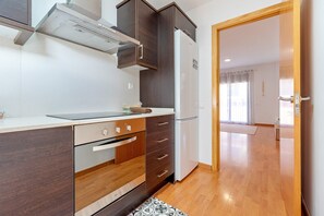 Fridge, microwave, oven, stovetop - Apartment 'Ángel' with Private Terrace, Wi-Fi and Air Conditioning (Vinebre)