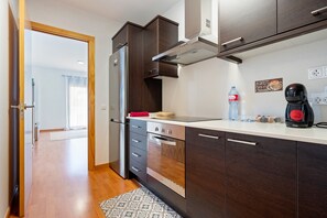 Kylskåp, mikrovågsugn, ugn och spishäll