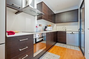 Fridge, microwave, oven, stovetop - Apartment 'Miguel' with Private Terrace, Wi-Fi and Air Conditioning (Vinebre)