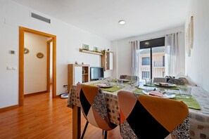 Dining - Apartment 'Miguel' with Private Terrace, Wi-Fi and Air Conditioning (Vinebre)