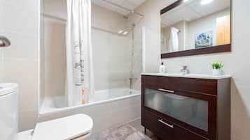 Chuveiro, secador de cabelo, toalhas de banho