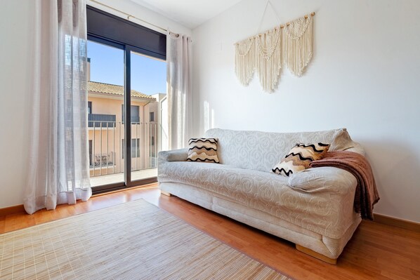 Living area - Apartment 'Miguel' with Private Terrace, Wi-Fi and Air Conditioning (Vinebre)