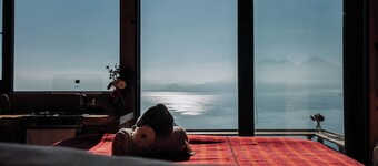 Moon Glow Cabin - Floating Above Lake Atitlán