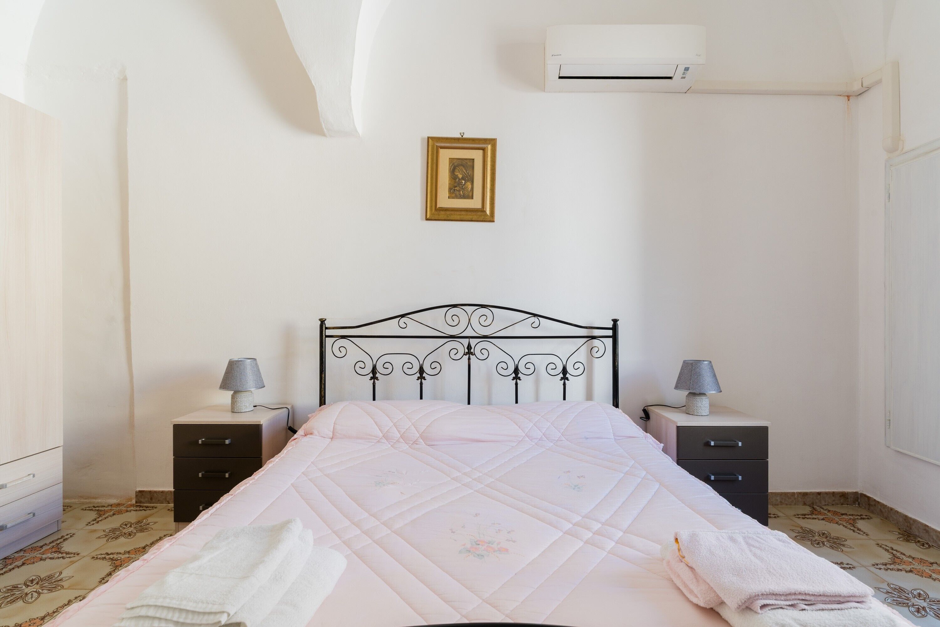 Desk, iron/ironing board, WiFi, bed sheets