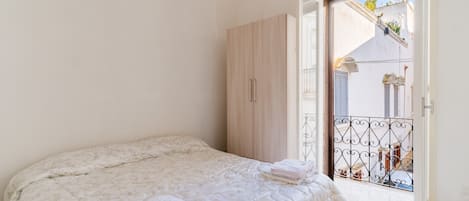 Desk, iron/ironing board, WiFi, bed sheets