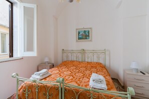 Escritorio, tabla de planchar con plancha, wifi y ropa de cama