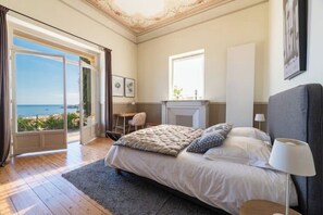 6 bedrooms, iron/ironing board, WiFi, bed sheets