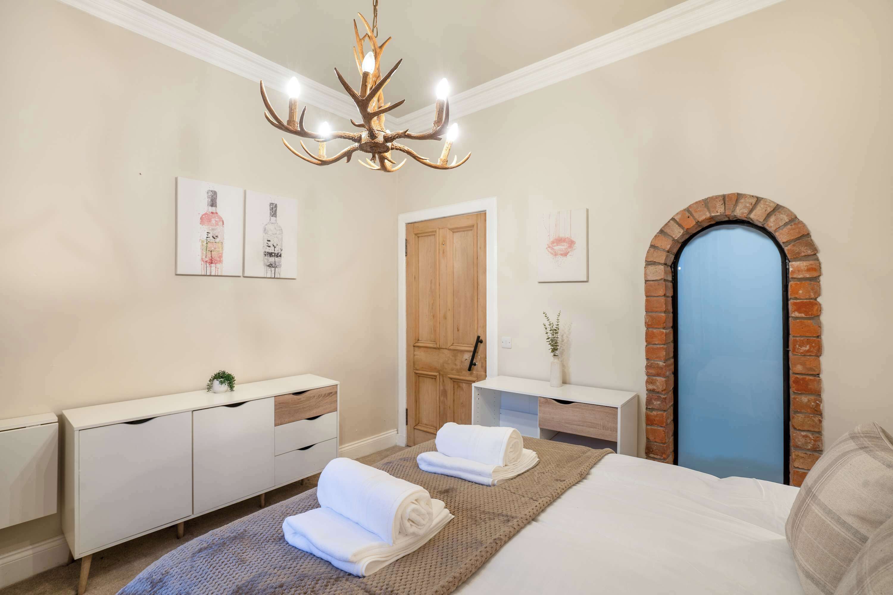 2 slaapkamers, een strijkplank/strijkijzer, wifi, beddengoed