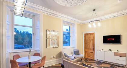 Cosy 2-Bed Flat with Free Parking-by Holiday Homes